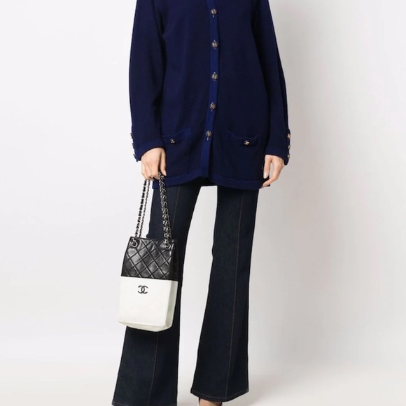 CHANEL Pre-Owned 2008-2009 Black & White Quilted Lambskin Vertical Shopping Bag - Picture 8 of 12